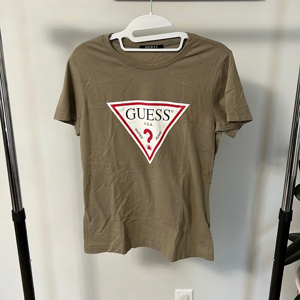 Women’s Guess t-shirt - size M